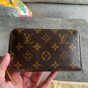 LV LOUIS VUITTON Monogram Zippy Wallet